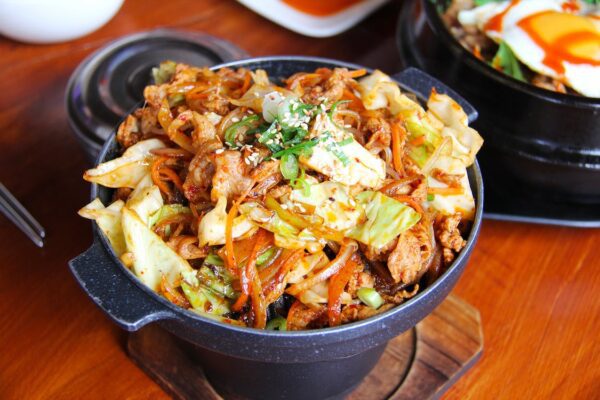 Fried noodle with vegan chicken